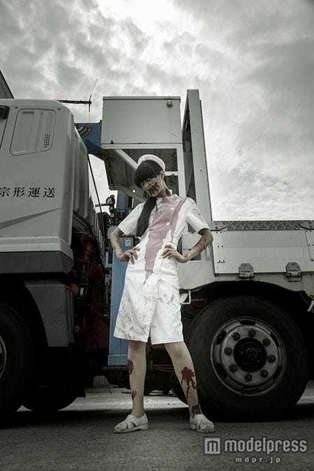 ゾンビに扮したシシド・カフカ(C)2015「Zアイランド」製作委員会