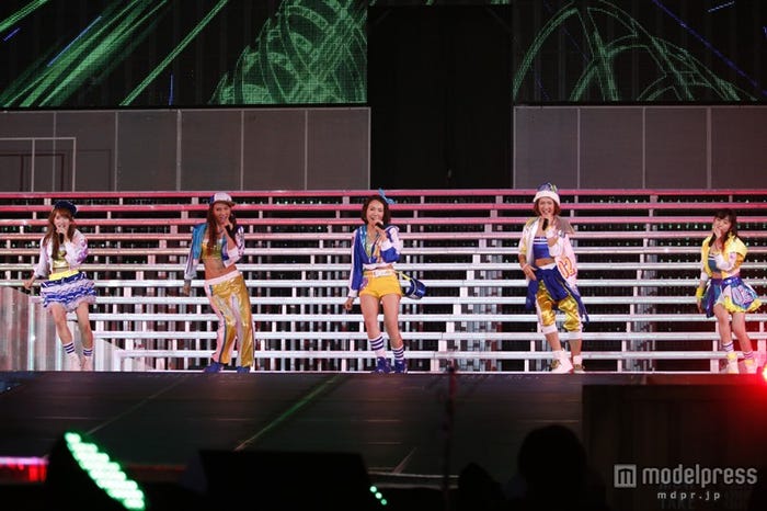 卒業生の高田彩奈さんが同期と「転がる石になれ」を披露(左から梅田彩佳、秋元才加、高田さん、宮澤佐江、大島優子)/「AKB48 2013 真夏のドームツアー~まだまだ、やらなきゃいけないことがある~」ナゴヤドーム公演2日目より(C)AKS