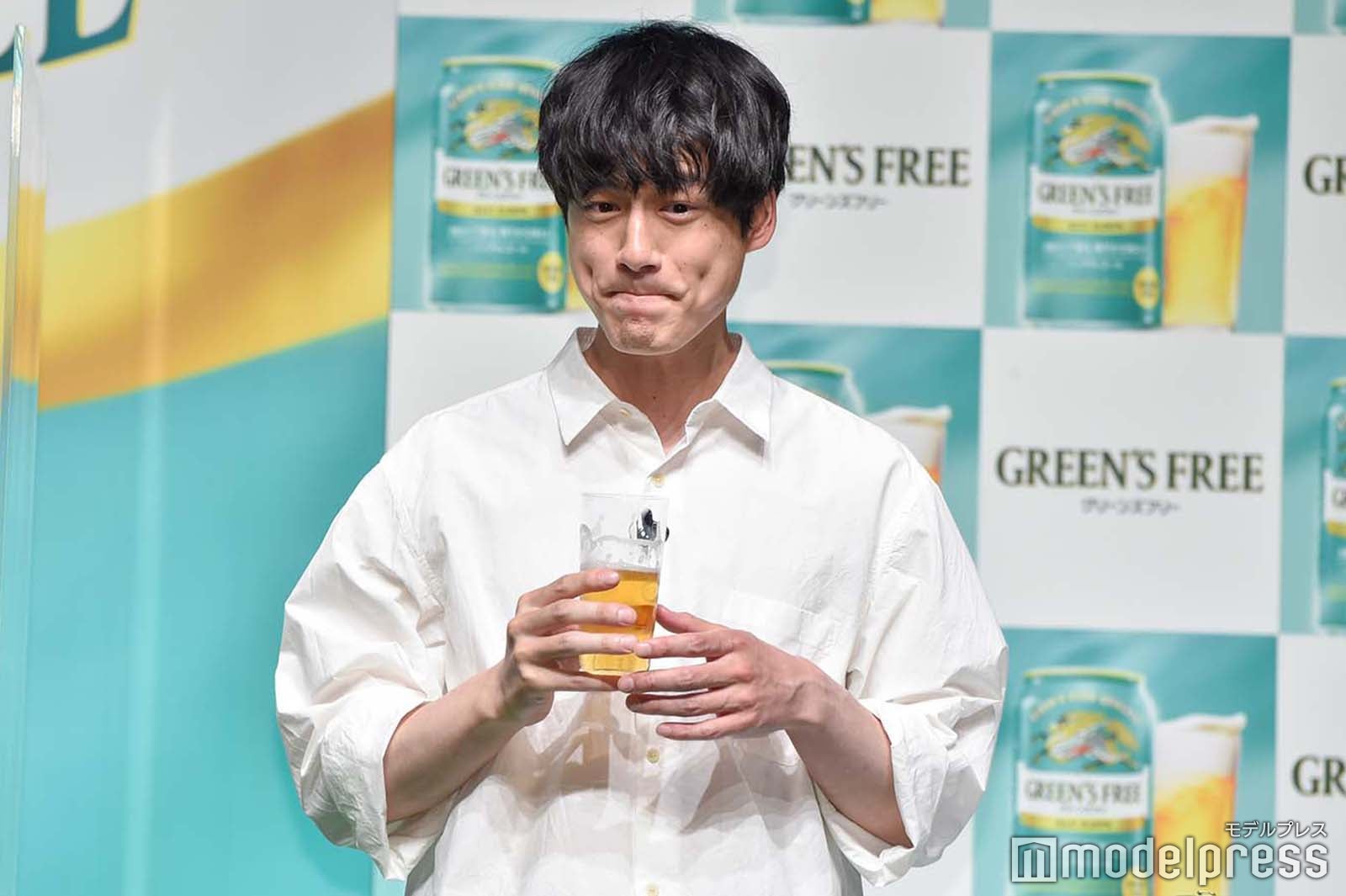 新商品を味わう坂口健太郎 （C）モデルプレス