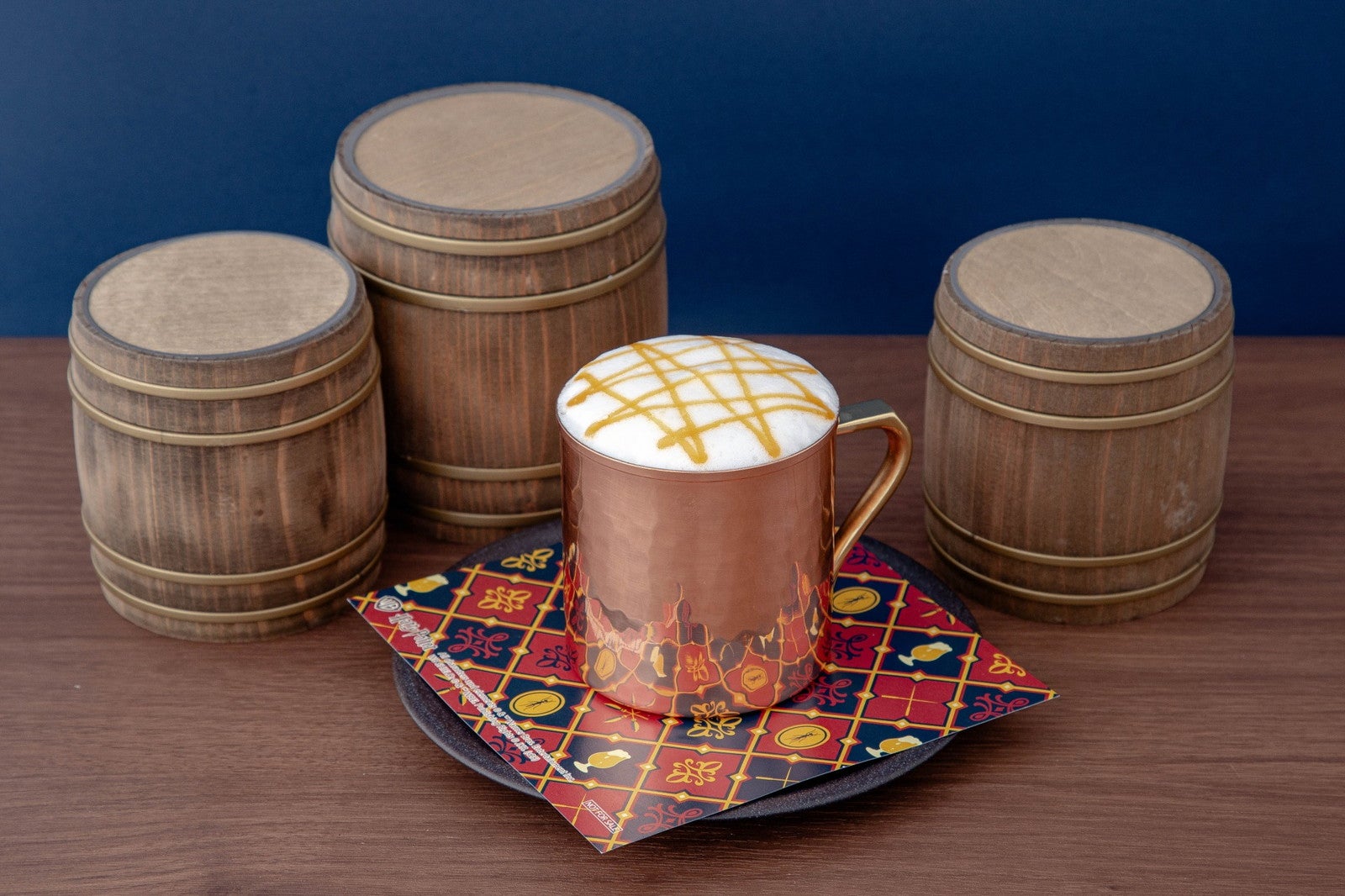 バタービール・カフェラテ　税込1,090円／All characters and elements （C） ＆ TM Warner Bros. Entertainment Inc. Publishing Rights （C） JKR. (s26)