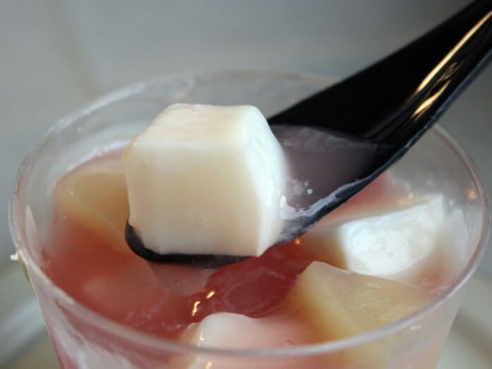 やさしいミルク味のゼリーが、味わいと色彩のアクセントに