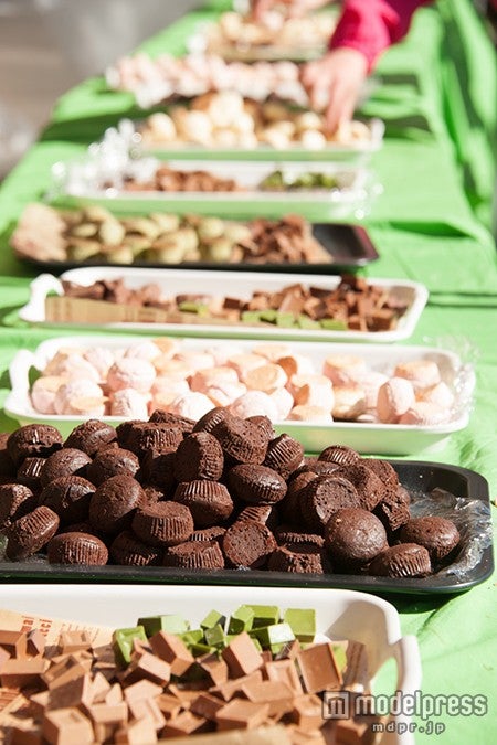 コースには給水所ならぬ「給チョコ所」が／画像提供：スポーツワン【モデルプレス】