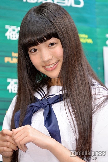 「Popteen」志田友美、ミニスカセーラー服で股下77.5㎝の美脚チラリ　高校卒業後の進路にも言及