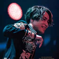 TETSUYA「EXILE 20th ANNIVERSARY EXILE LIVE TOUR 2021“RED PHOENIX”LIVE PHOTO BOOK」表紙（提供写真）