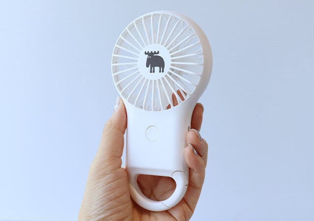 ムック本　ムック　付録　人気　おすすめ　オススメ　宝島社　宝島　レビュー　便利　優秀　当たり　最高　2023　moz　アウトドア　キャンプ　カラビナ付きハンディファン　ハンディファン　扇風機　LEDライト