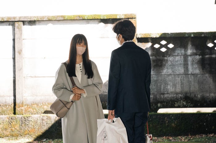 大友花恋、前原滉 (C)2022「散歩時間~その日を待ちながら~」製作委員会