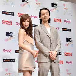 「MTV VIDEO MUSIC AWARDS JAPAN 2013」のMCを務めることになった前田敦子（左）と金子ノブアキ（右）