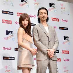 「MTV VIDEO MUSIC AWARDS JAPAN 2013」のMCを務めることになった前田敦子(左)と金子ノブアキ(右)