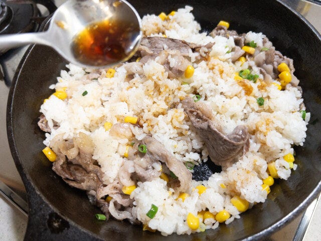 牛肉に火が通ったら全体を炒め合わせ、①のステーキソースをかけて、味を調節して