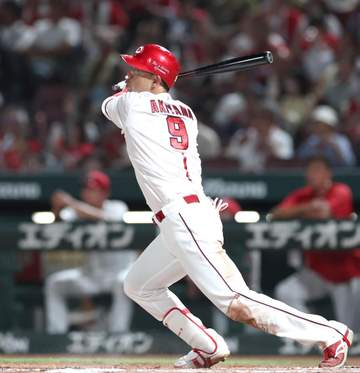 広島 38歳・秋山が逆転弾 一番に出迎えたのは3連戦1戦目で決勝弾の36歳 「Aクラスなんとか残れるように」ベテラン2人の勝利への思いが溢れたシーン
