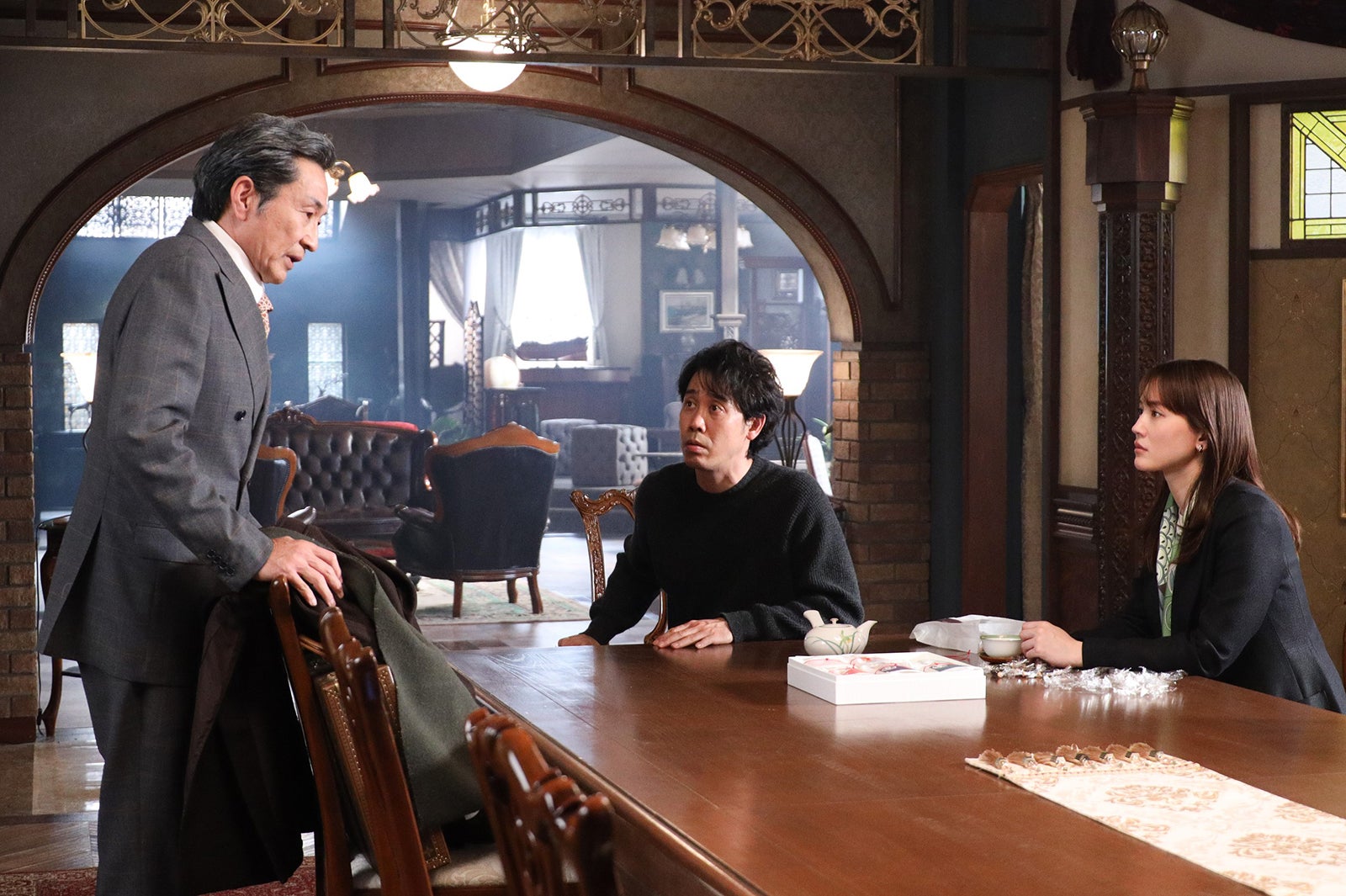 佐戸井けん太、大泉洋、綾瀬はるか／「元彼の遺言状」第2話より（C）フジテレビ