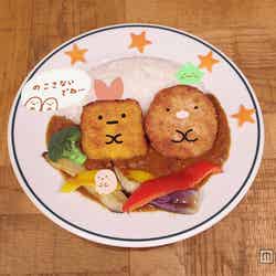 表参道店/とんかつとえびふらいの「のこさないでね…」カレー(単品1,204円(税抜)、ドリンクセット1,667円(税抜))(C)2015 San-X Co.,Ltd.All Rights Reserved.