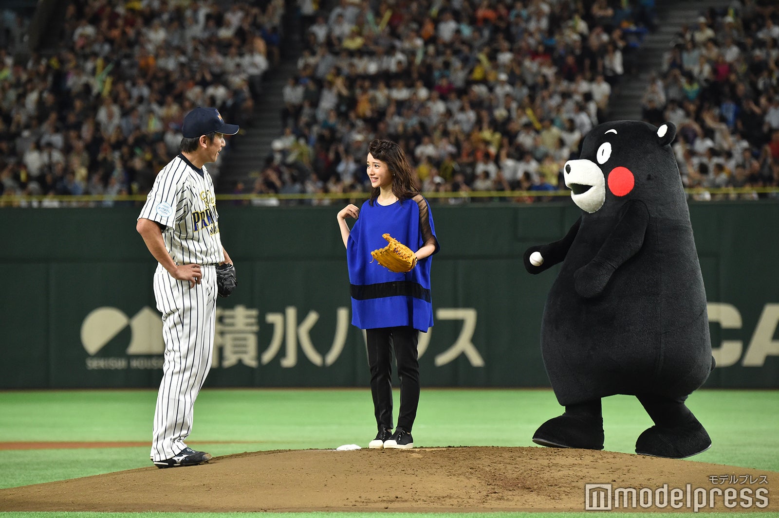 石原さとみ 三浦大輔氏直伝の2段モーション披露 5年連続始球式に登場 モデルプレス