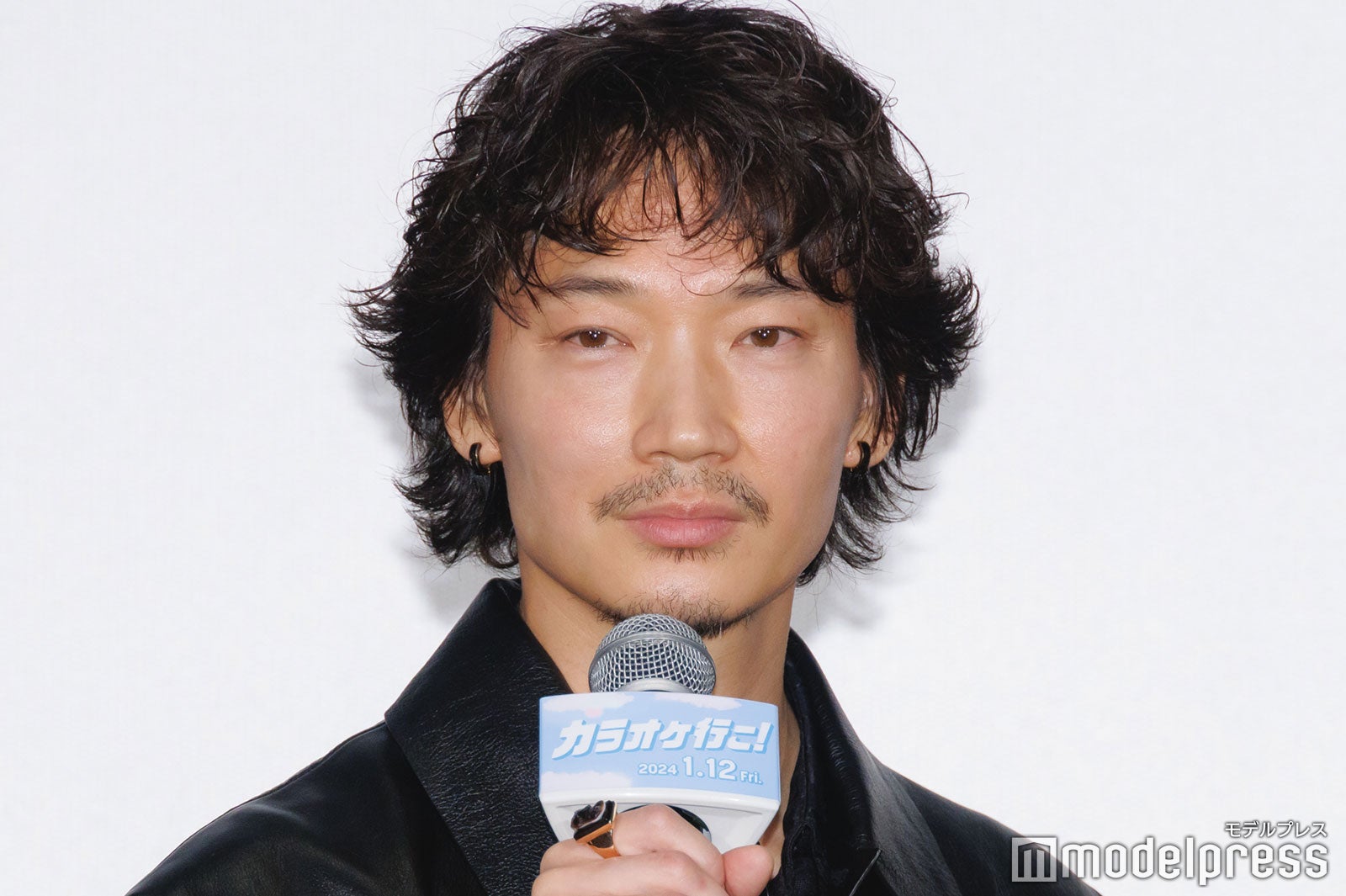 綾野剛、全編“気持ち悪い裏声”でX JAPAN「紅」歌唱「記憶に残る出会い」も語る＜カラオケ行こ！＞ - モデルプレス