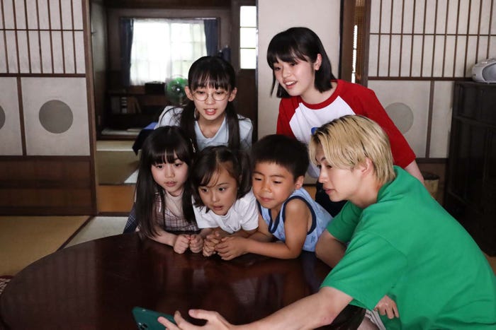 (左から時計回りに)近藤華、豊嶋花、綱啓永、加藤叶和、宮崎莉里沙、寺田藍月「ばらかもん」第5話より(C)フジテレビ