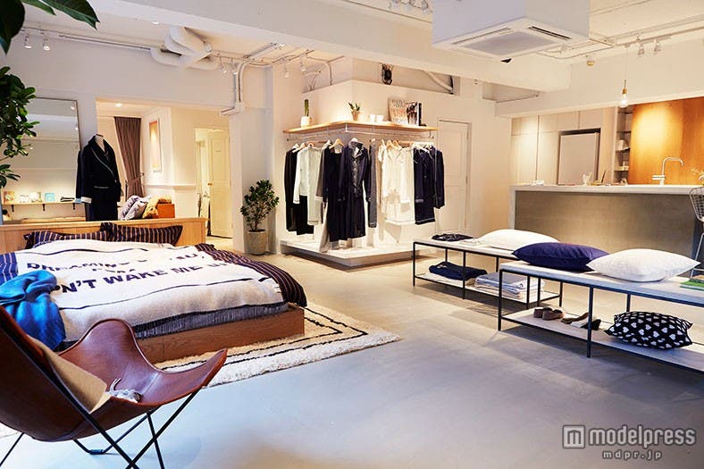 店内に入るとキングサイズのベッドがお出迎え