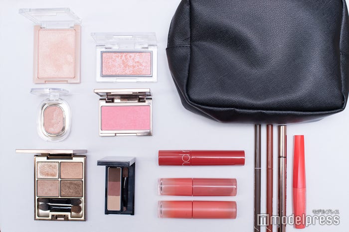 小山内鈴奈アナのメイクポーチの中身をチェック!(C)モデルプレス