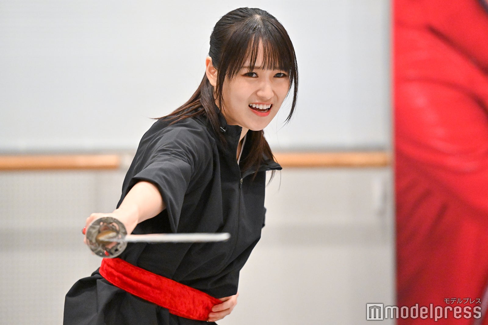 殺陣を披露する菅井友香（C）モデルプレス