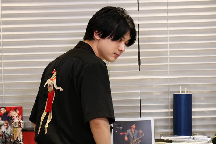 ハワイで購入したお気に入りの私服シャツを着こなす吉沢亮(画像提供:所属事務所)