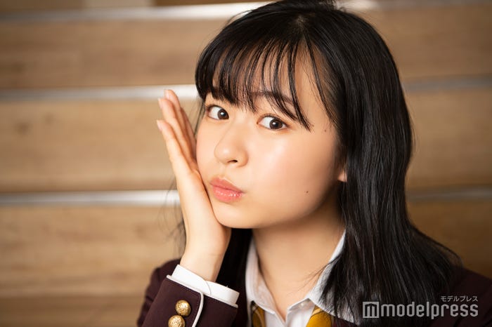 莉子/過去のインタビューと同じポーズをとってもらいました①過去のインタビューから探してみて下さい♪ (C)モデルプレス