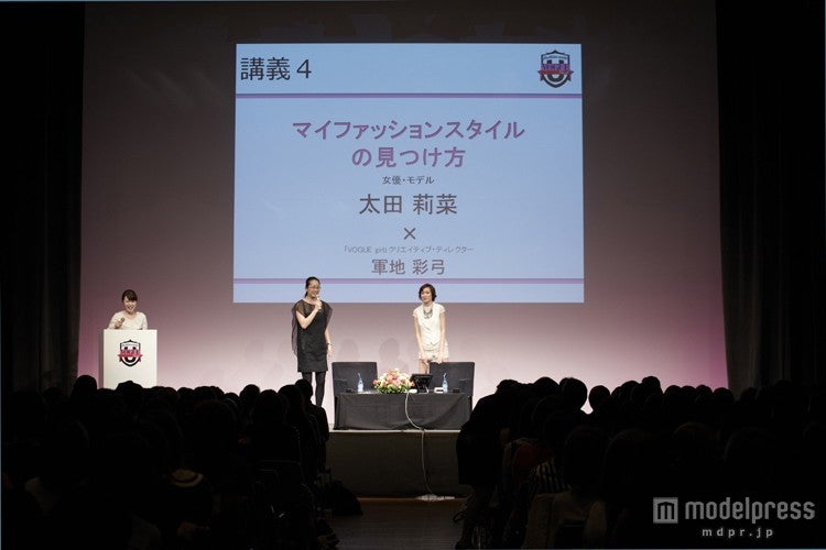 （右）太田莉菜（C）2013 Condé Nast Japan．All Rights Reserved．