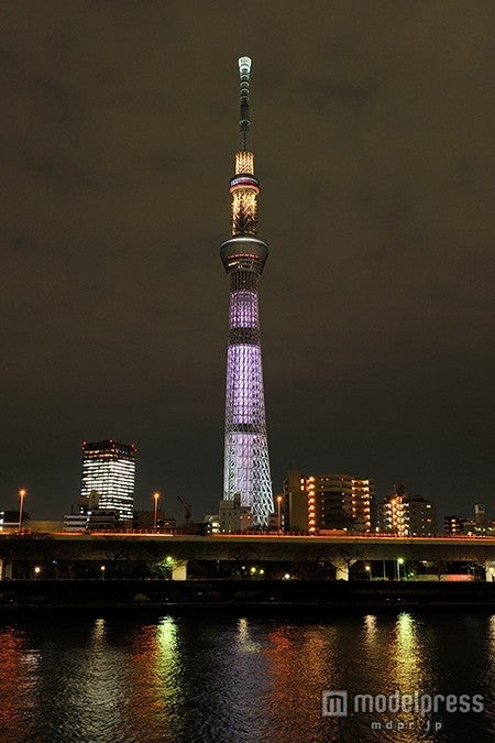 チョコレートをイメージした特別ライティング／ホワイトショコラ（C）TOKYO-SKYTREE