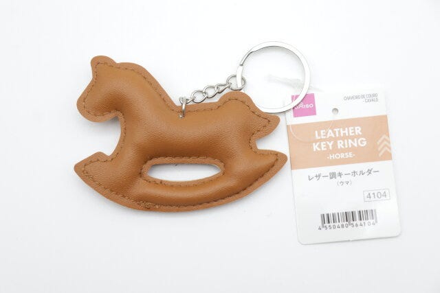 ダイソー　レザー調キーホルダー（ウマ）　商品タグ
