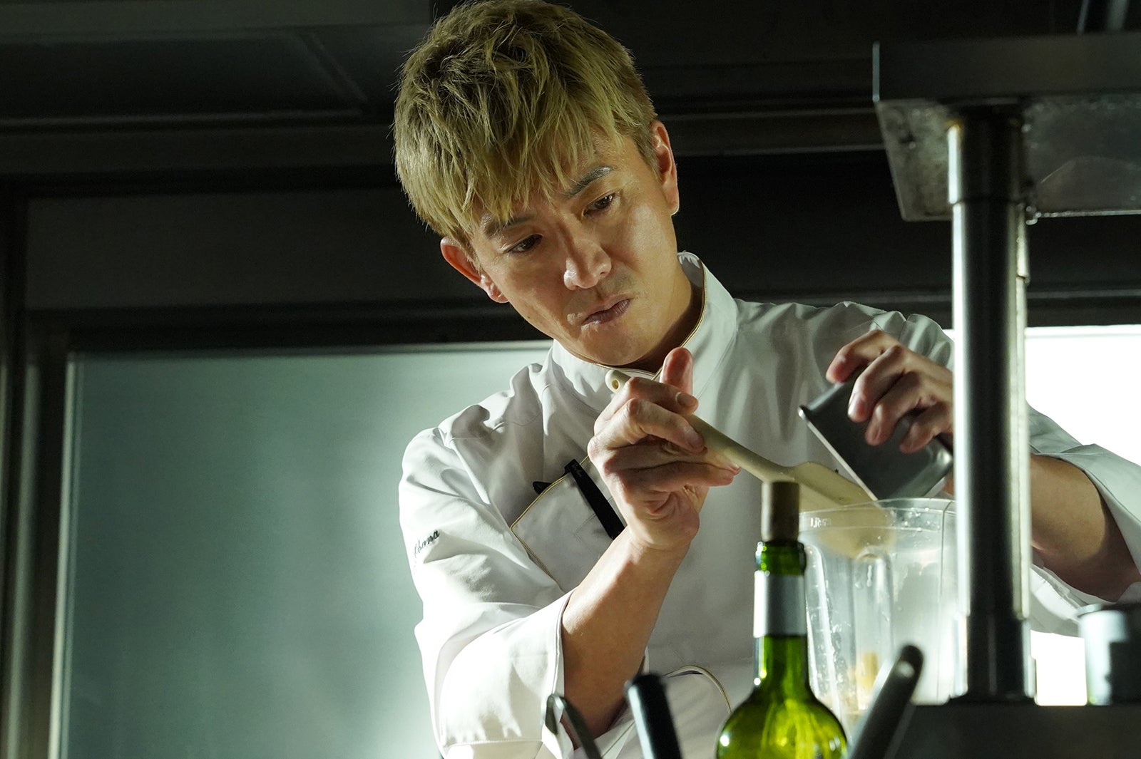 尾花夏樹を演じるにあたり、木村拓哉は今回「金髪」にした。（C）2024映画『グランメゾン・パリ』製作委員会