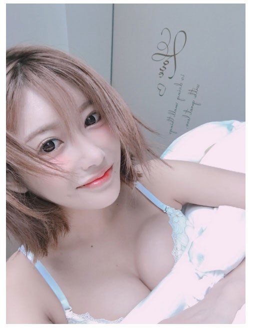 明日花キララの“短めヘア”&マシュマロバストにファン歓喜「ドキドキする」「天使すぎ」