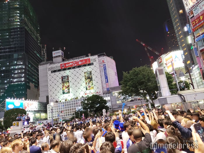 渋谷大パニック W杯 日本勝利 絶対にあきらめなかった日本 感動をありがとう 歓喜の瞬間は数百人の警察官投入で厳戒態勢 サッカー ワールドカップ 渋谷スクランブル交差点 モデルプレス