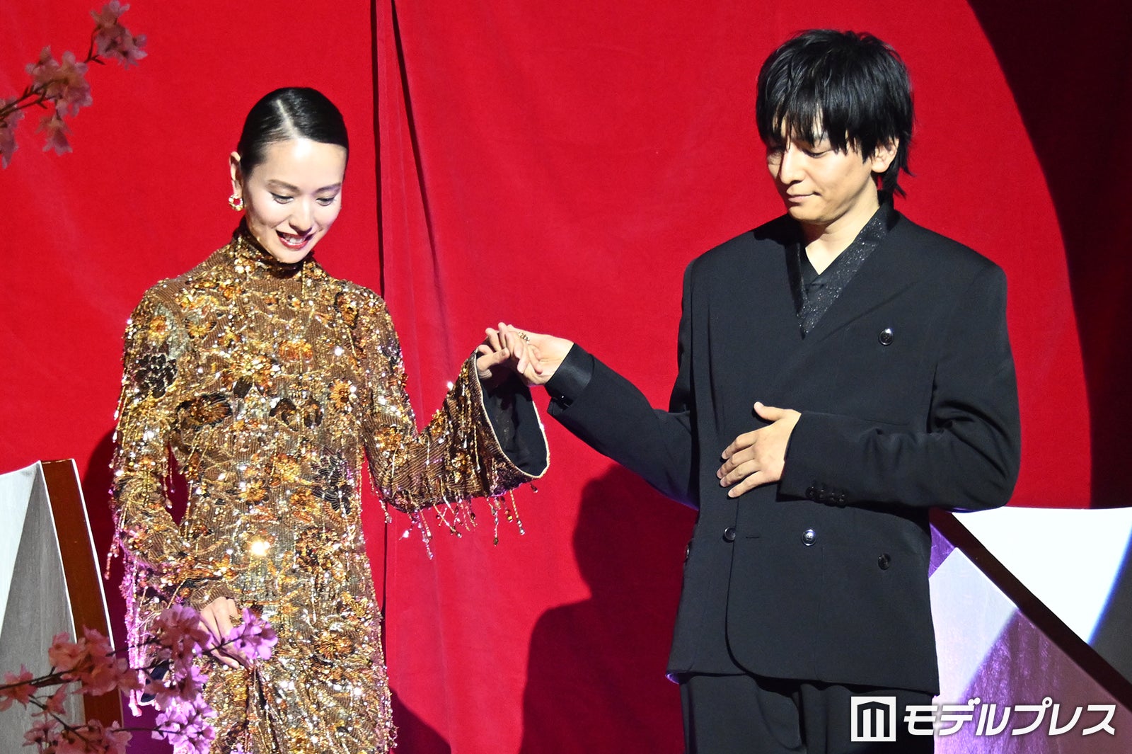 戸田恵梨香をエスコートする生田斗真（C）モデルプレス