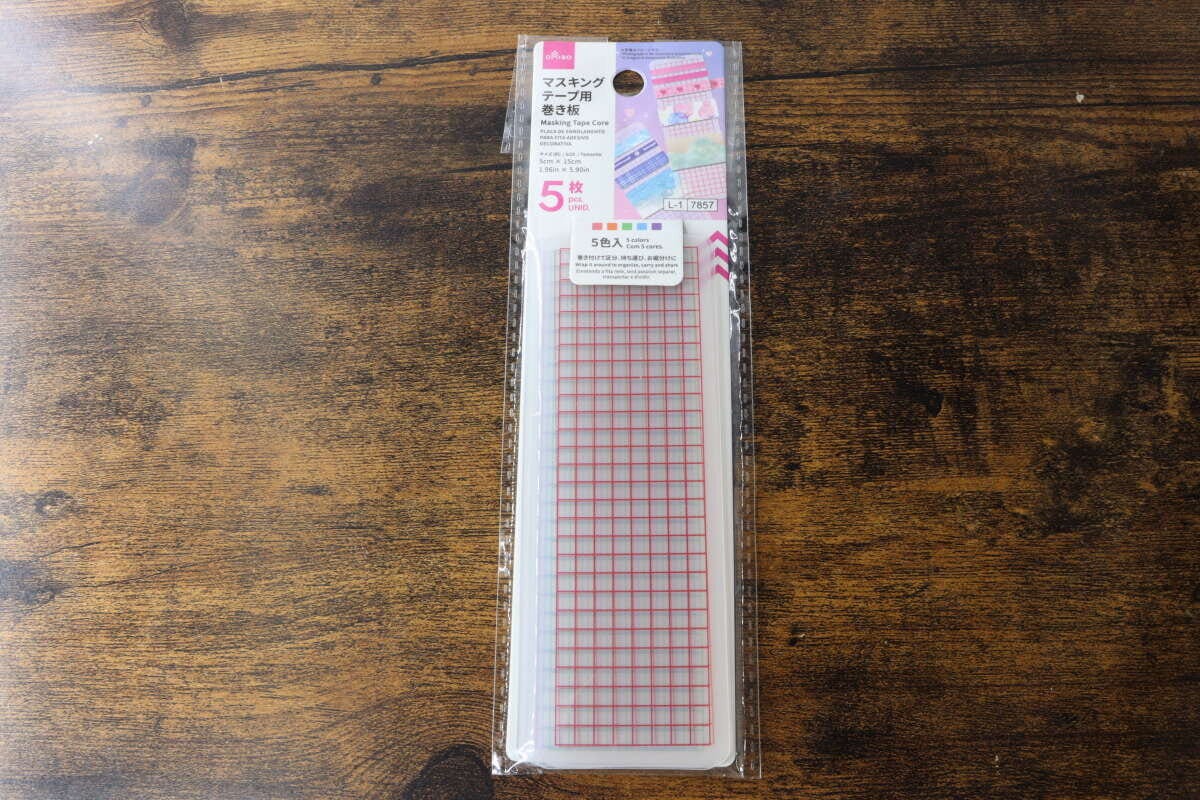 木目のテーブルに置かれたマスキングテープ用巻き板のパッケージ