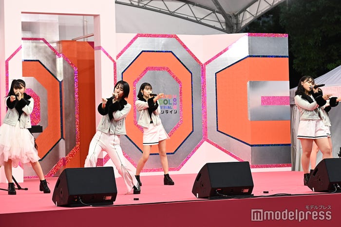 BEYOOOOONDS (C)モデルプレス