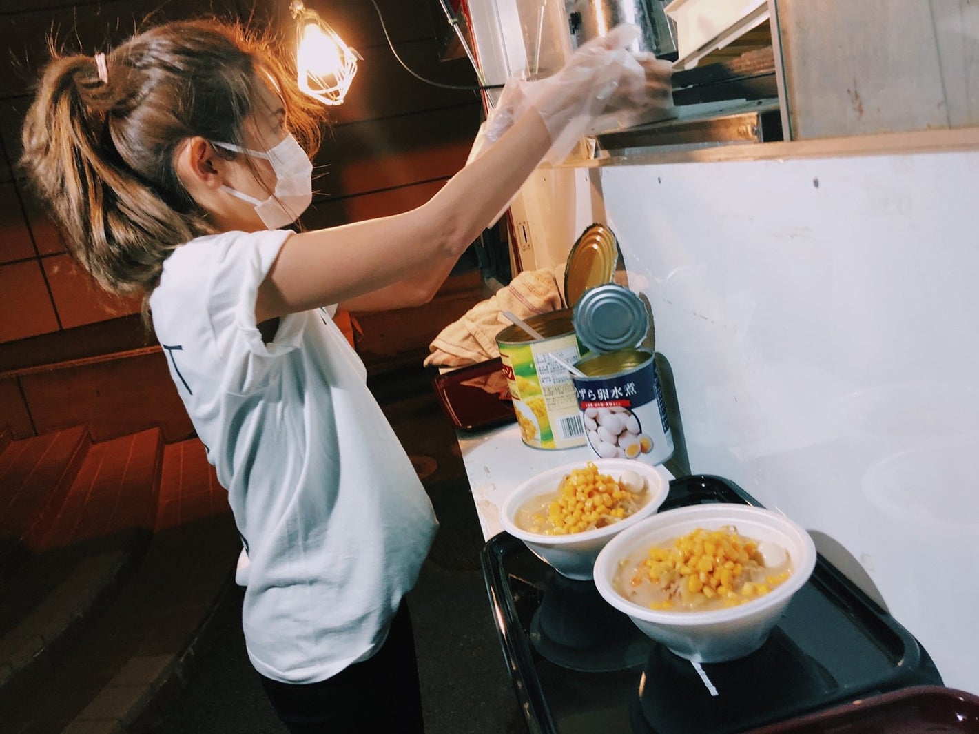 支援活動を行う紗栄子（提供写真）