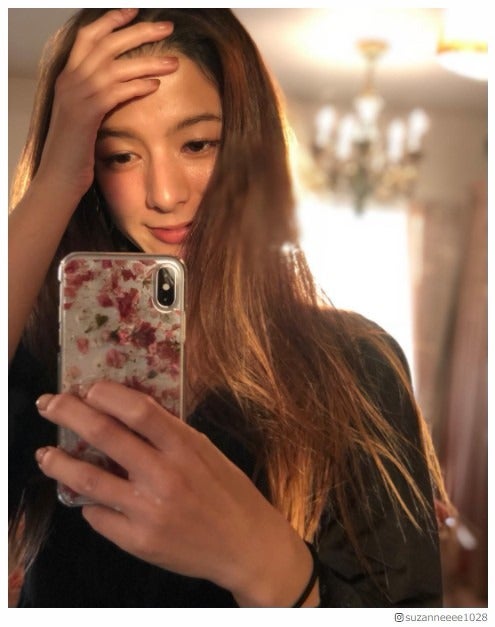 スザンヌ、“加工なし”ショットに絶賛の声「美しすぎる」「ドキッとする」