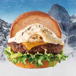 チーズソースが雪山のよう！ベッカーズから新作バーガー登場／画像提供：ジェイアール東日本フードビジネス株式会社