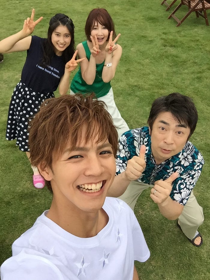 自撮りのオフショットも(C)2017「兄こま」製作委員会(C)夜神里奈/小学館