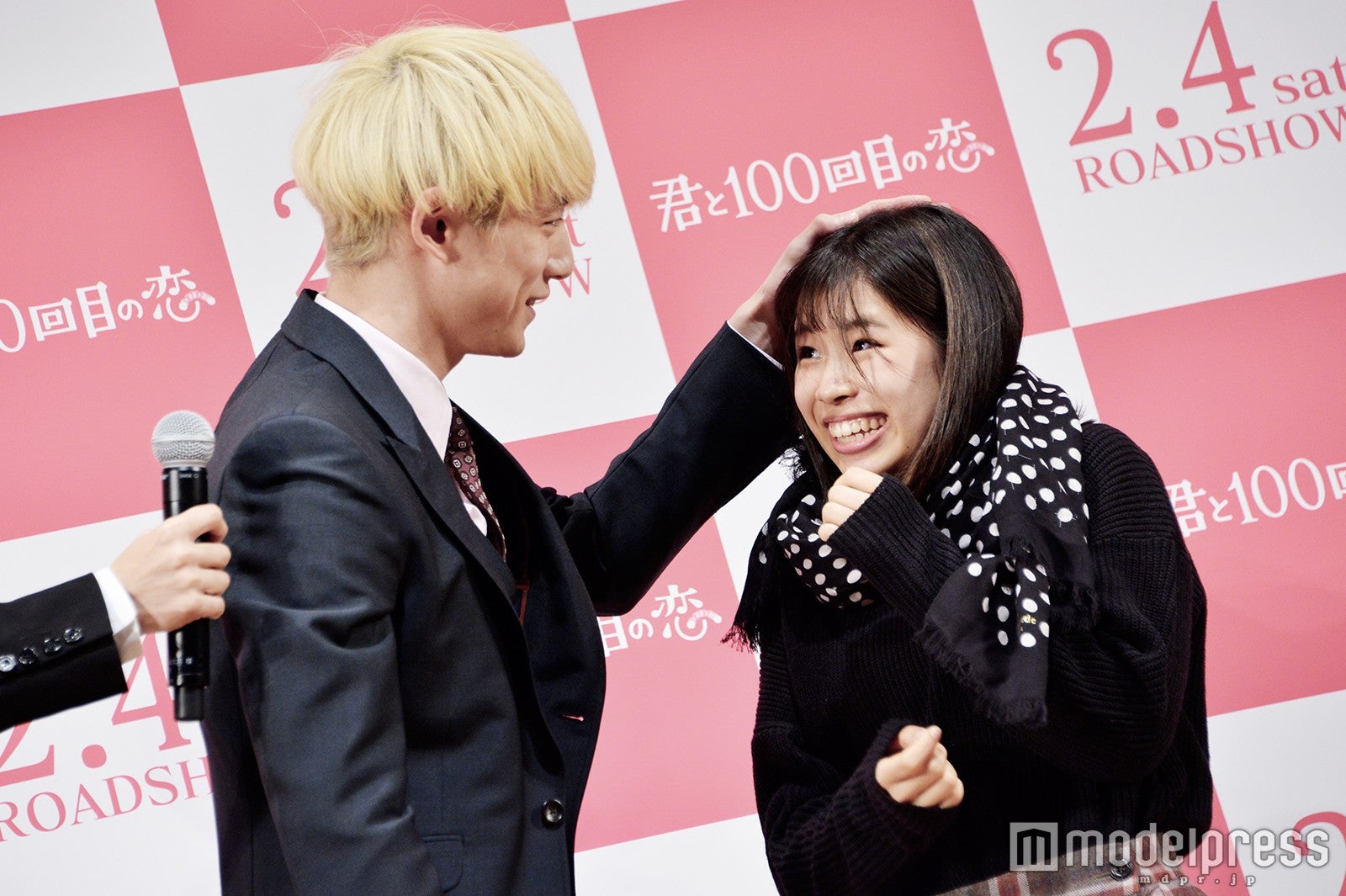 坂口健太郎、ファンに“マフラー巻いて頭ポンポン” 願望叶え会場から悲鳴