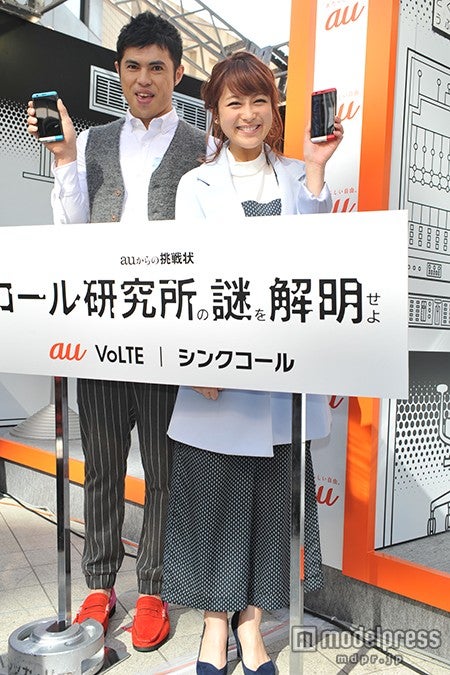 （左から）小島よしお、鈴木奈々