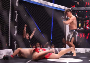 “ミスターBD”が衝撃の開始26秒KO負け 50校の中学シメていた“大阪のバケモノ”の左フック被弾に沈む 会場騒然