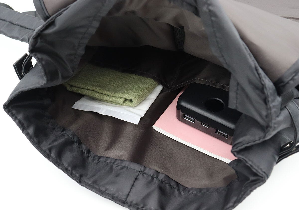 リュック内側のポケットにタオルやモバイルバッテリーを収納した様子