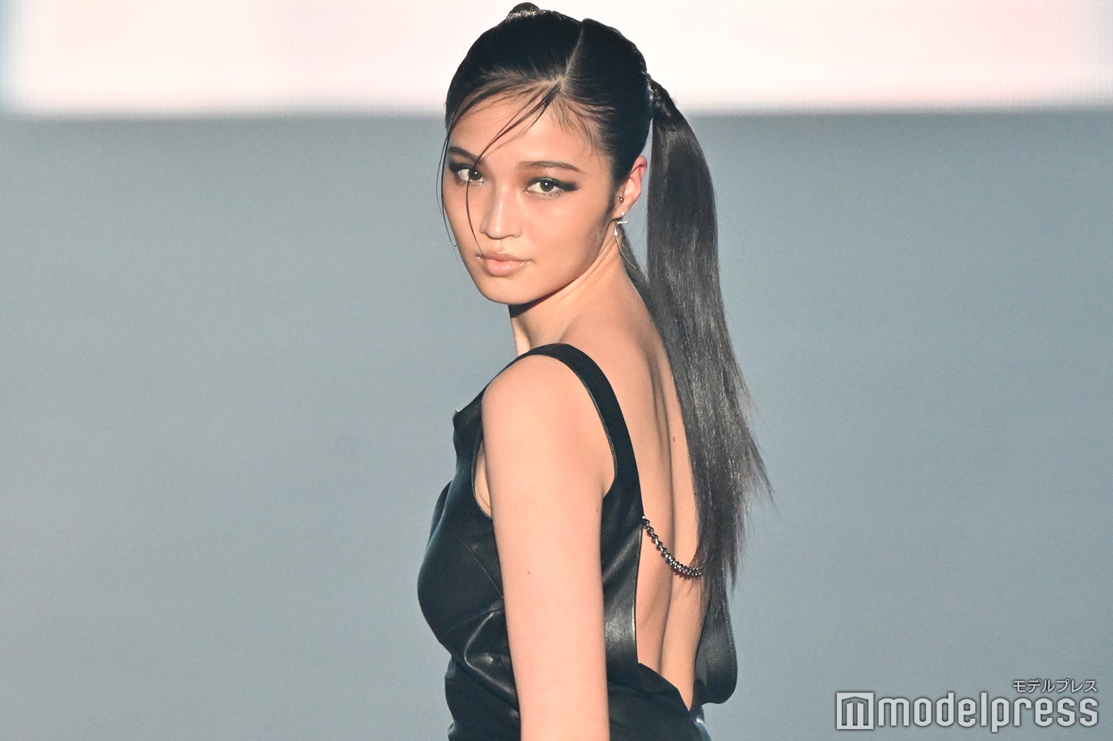 せいら、美背中際立つドレス姿 深めスリットでスラリ美脚【TGC 和歌山 2024】