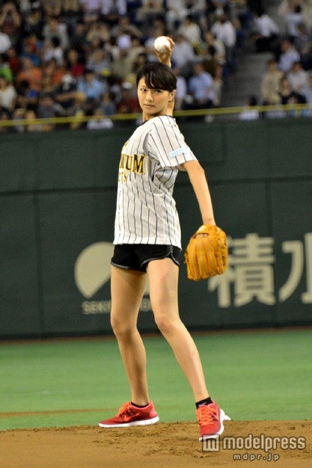 榮倉奈々、スラリ美脚全開で始球式
