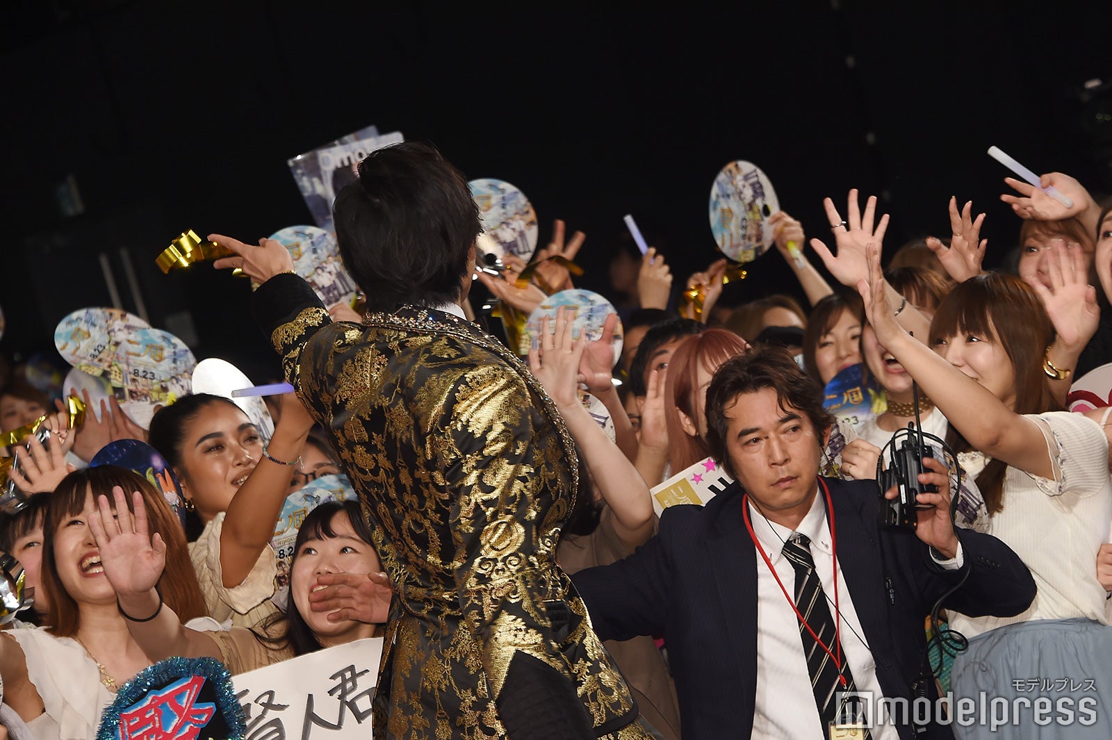 新田真剣佑、銀テープを客席へ （C）モデルプレス