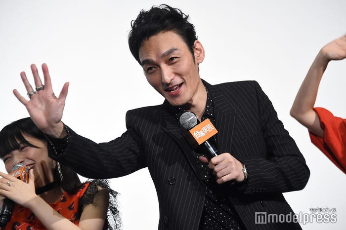中継カメラにアピールする草なぎ剛(C)モデルプレス