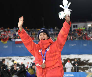 快挙の銅で中学以来の抱擁！二階堂蓮の父、学さん「我が子なんですけどもう最高で」元ジャンパー、自身も飛んだ思い出の地でドラマ