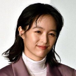 清野菜名、まるで絵本! 窓越しの自然体な姿に反響「超絶にかわいい」「元気になれる」