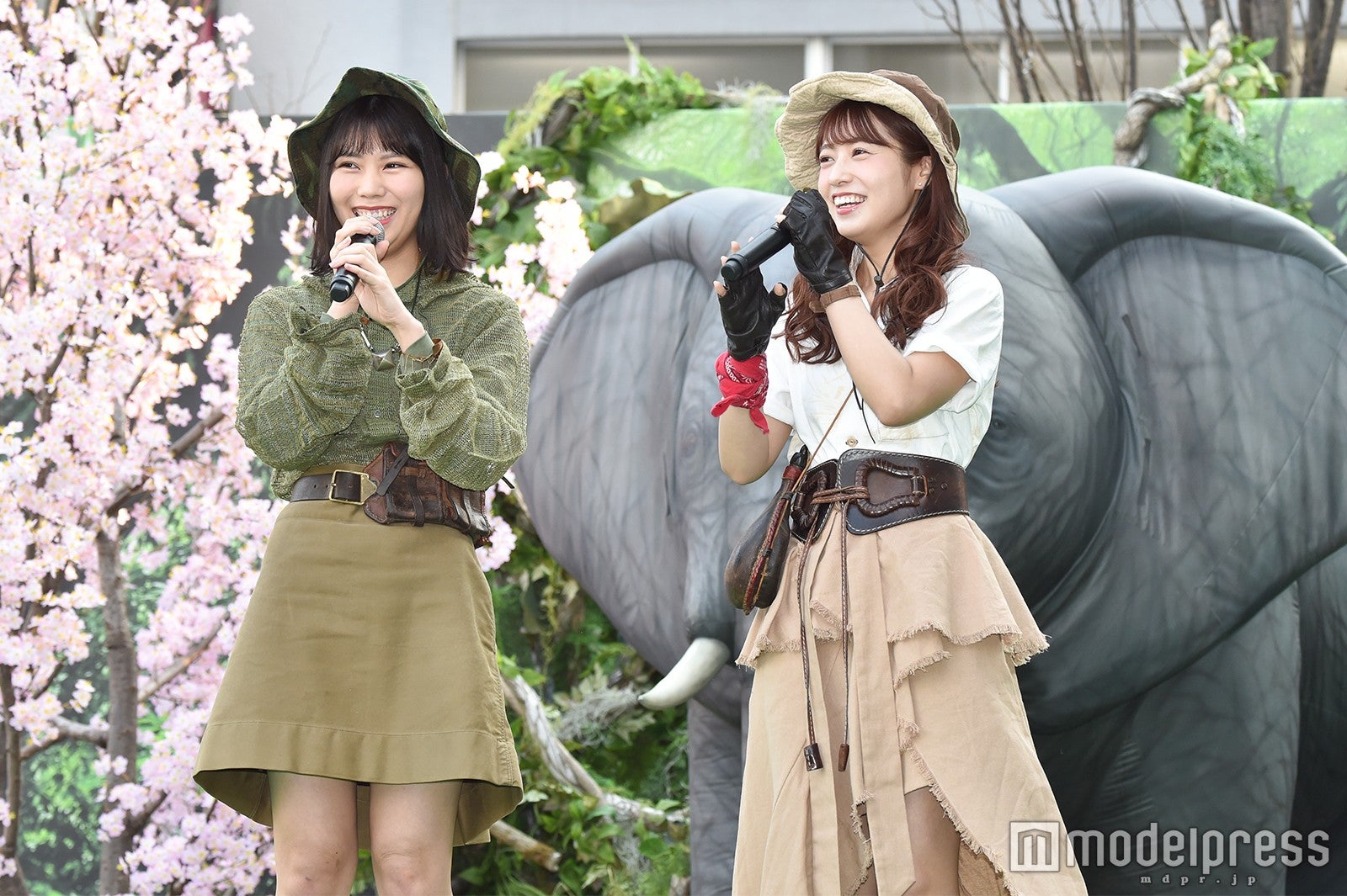 （左から）川後陽菜、斉藤優里（C）モデルプレス