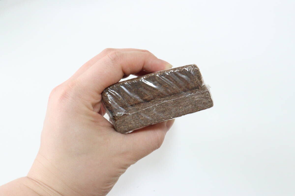 ダイソー　水で増える園芸土