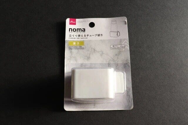 ダイソー 立てて使えるチューブ絞り ダイソーの立てて使えるチューブ絞りのパッケージ